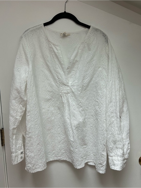 Christian Soriano Tops - Christian Siriano White Eyelet V-Neck Long Sleeve Blouse